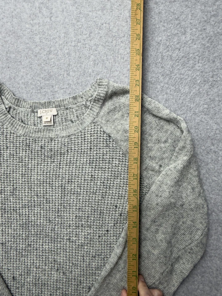 Suéter para mujer J.Crew gris medio tejido gofre raglán cuello redondo mezcla de lana merino Foto 3 de 4