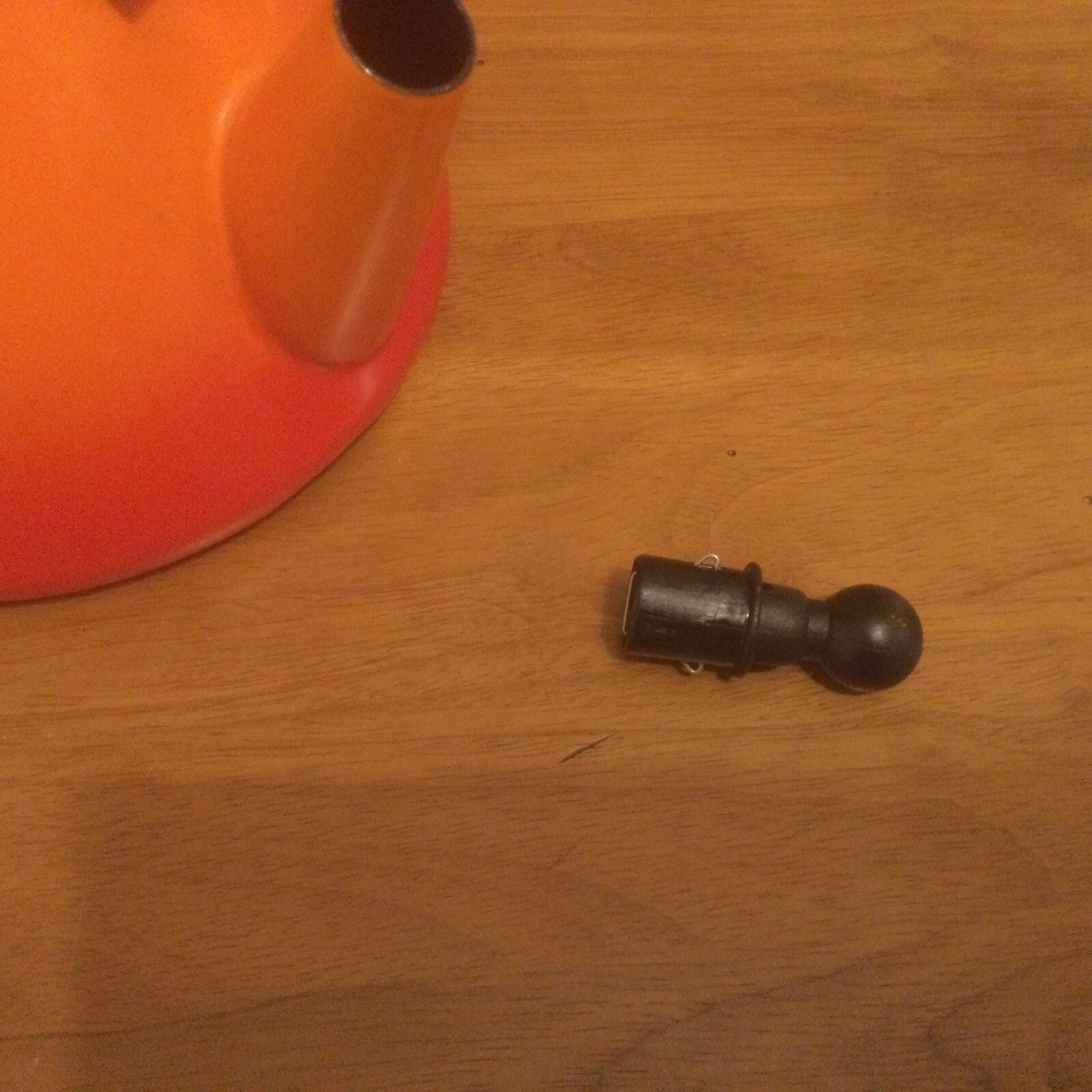 LE CREUSET STOVETOP KETTLE, 1.6L, ORANGE, 2CHIPS IN THE ENAMEL, NEVER