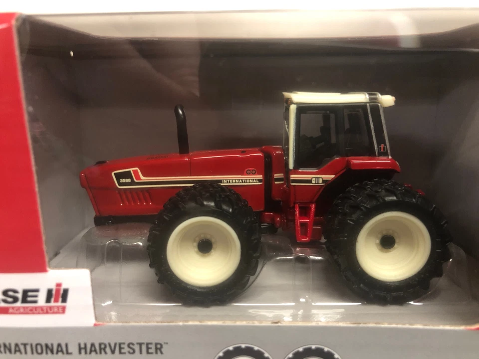 International Harvester 3588 Toy Tractor "Prestige Collection" 1/64 Scale NIB - Image 4 of 4