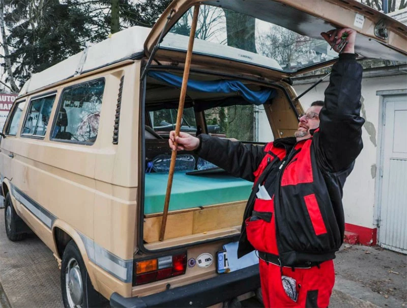 Bulli drivers use broomsticks when the rear flaps no longer work.
