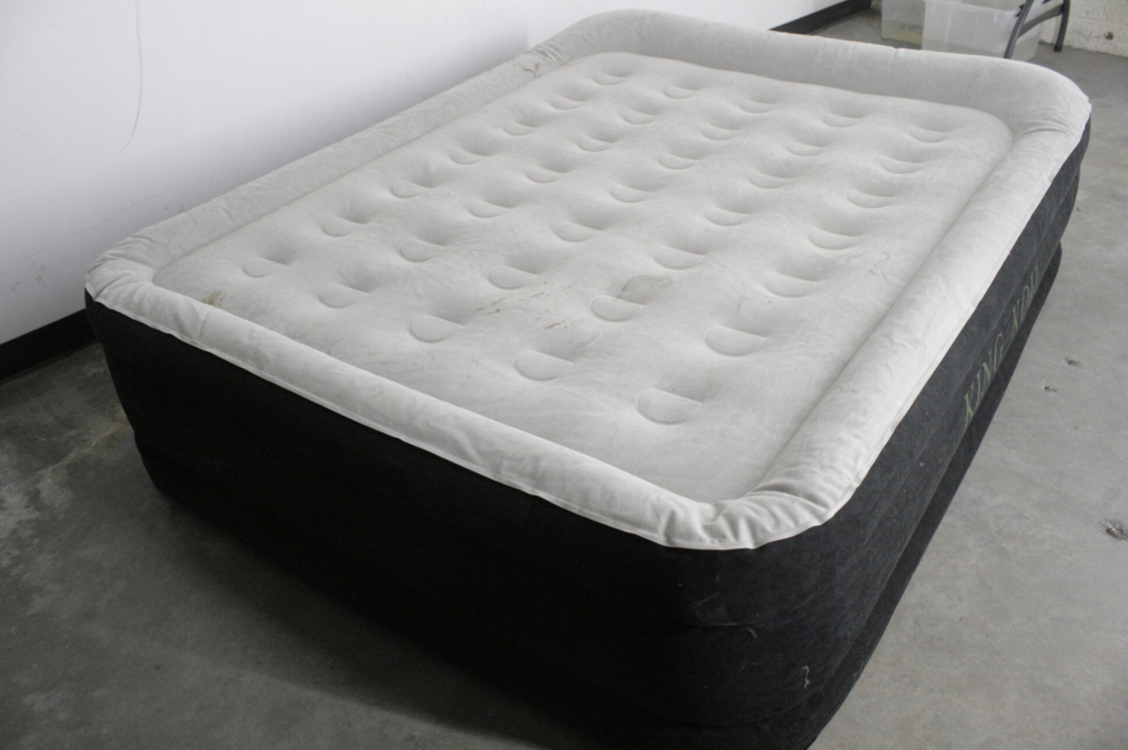 SEE NOTES King Koil 29170 Luxury Air Mattress Queen w Built In Pump 20