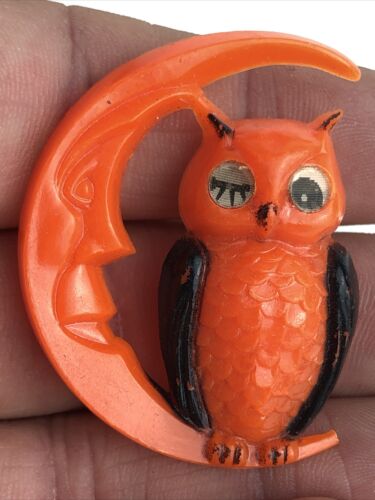 Vintage Halloween Owl Crescent Moon Plastic Orange Black Brooch Pin - Afbeelding 1 van 3