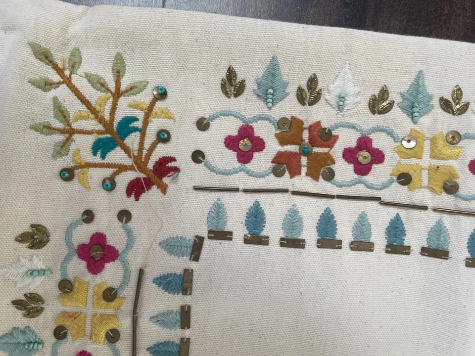 Conjunto de capas de travesseiro Pier 1 flores miçangas lantejoulas 17 x 17 - Imagem 2 de 4