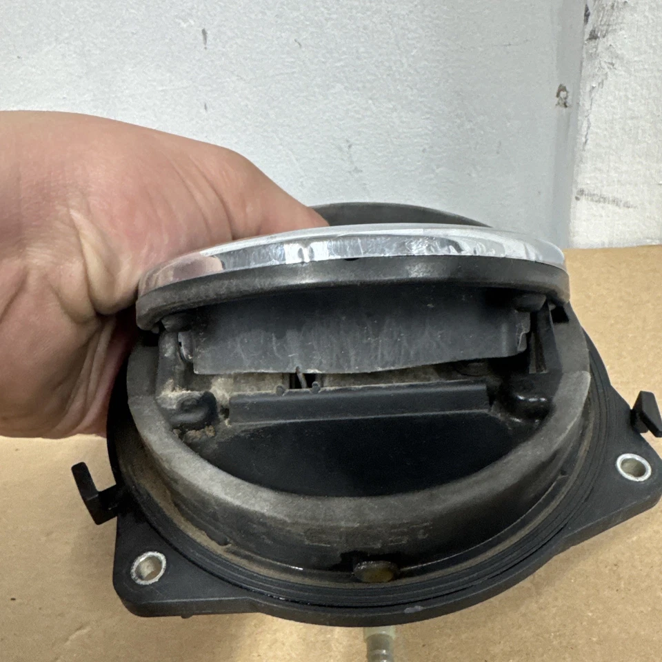 Manija de liberación de escotilla trasera OEM Volkswagen Beetle 5C5-827-469-D arañazos Foto 4 de 4