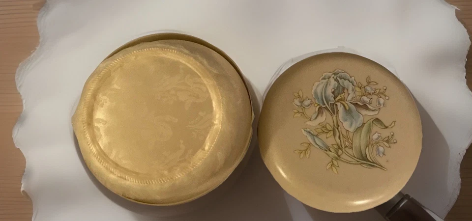 VINTAGE AVON CLASSIC IRIS FLORAL SCENT 6 Oz SEALED POWDER ORIGINAL PUFF RARE WOW - Image 3 of 4