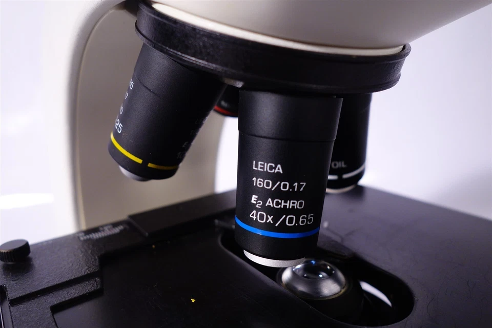 Microscopio Leica CME con 3 objetivos - Excelente estado de funcionamiento Foto 4 de 4