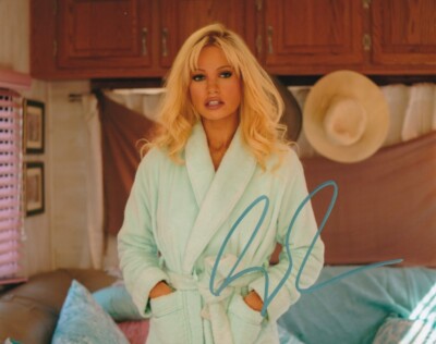 LILY JAMES signed Autogramm 20x25cm PAM & TOMMY in Person autograph ACOA