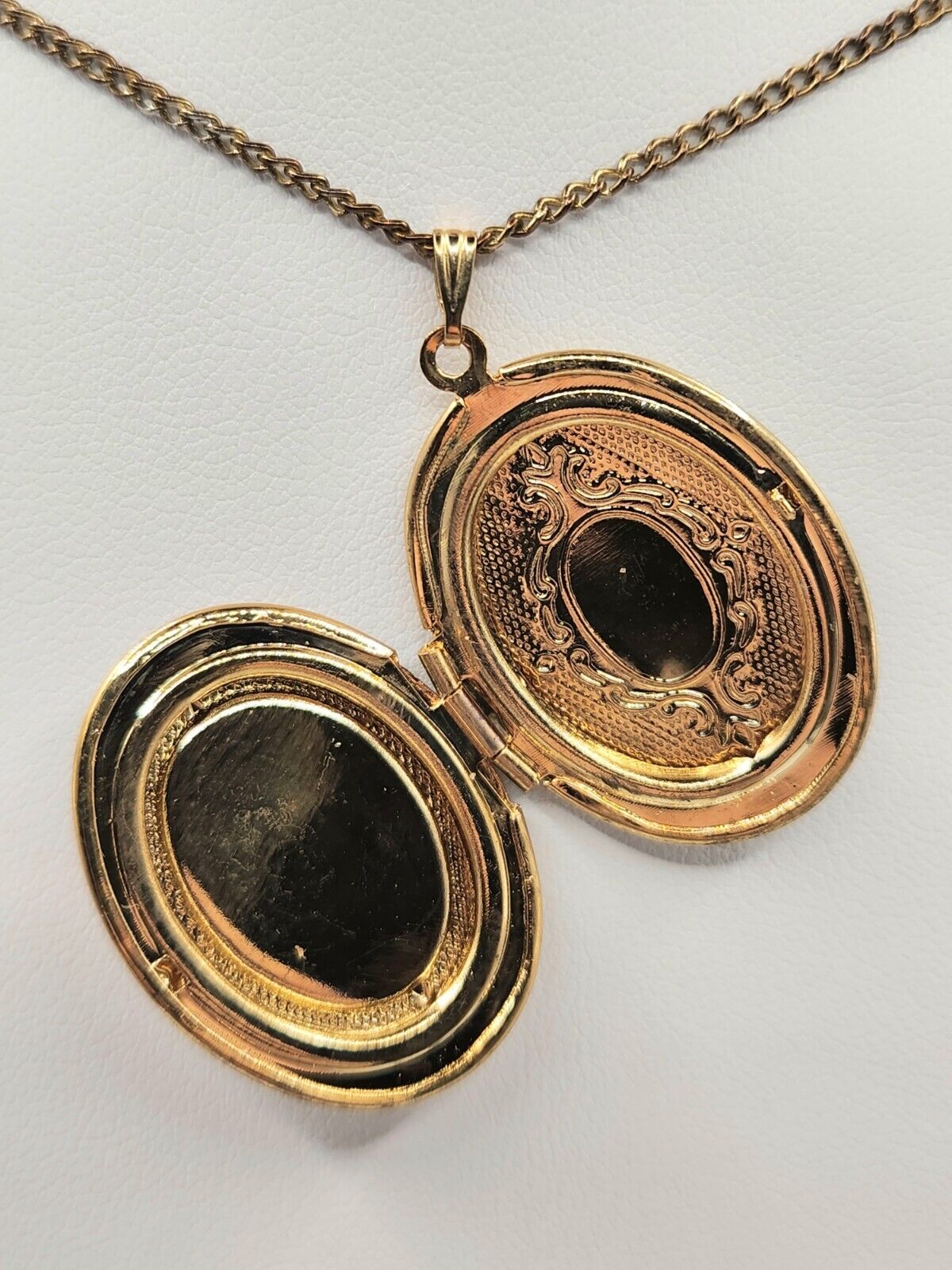 Cameo Locket Vintage Necklace 18" - Gold Tone Wom… - image 4