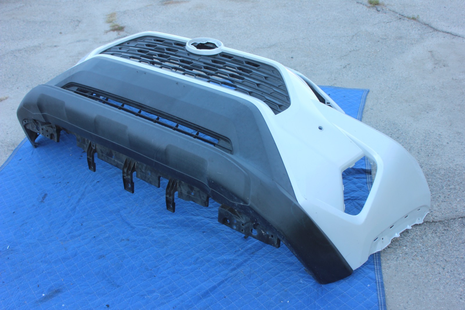 19-25 2022 TOYOTA RAV4 FRONT BUMPER COVER GRILL LOWER VALANCE WHITE GENUINE OEM