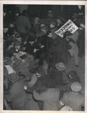 1946 Press Photo The Swift & Co. Strikers break out