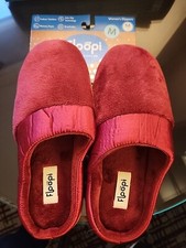 New Floopi Slippers Women 7-8 Closed Toe Satin Ribbed Burgundy Anti Slip