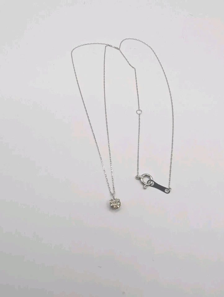 Collar solitario de diamantes de platino de 0,200 quilates | Pendientes de diamantes de platino de 0,300 quilates Foto 3 de 4