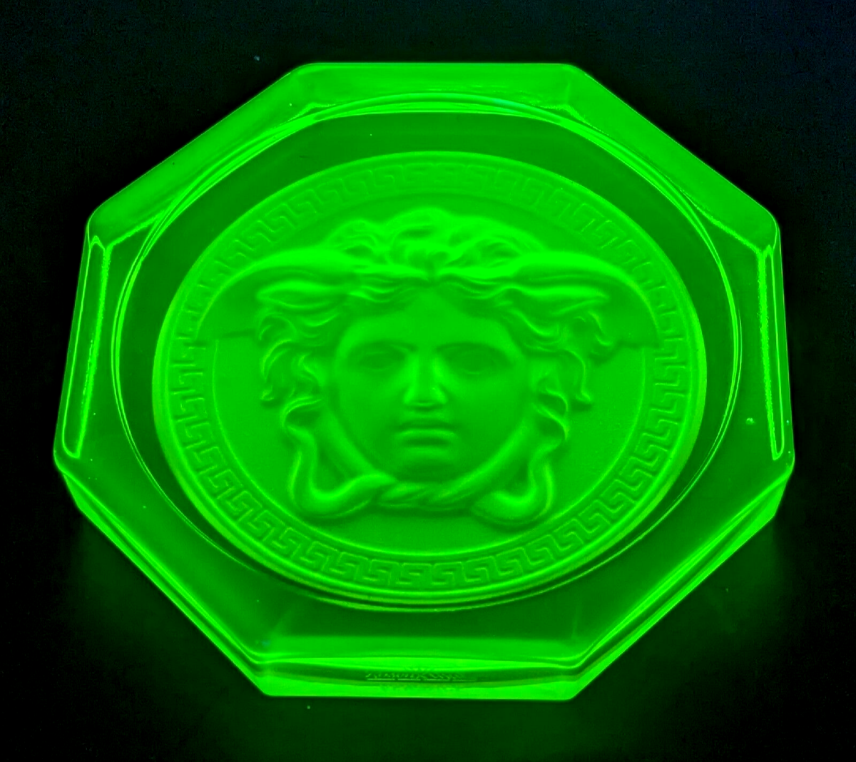 スヴェトラーナVヴァリュエヴァ☆クリスタルレリーフ VERSACE Vaseline Uranium Glass MEDUSA Paperweight / Bottle COASTER