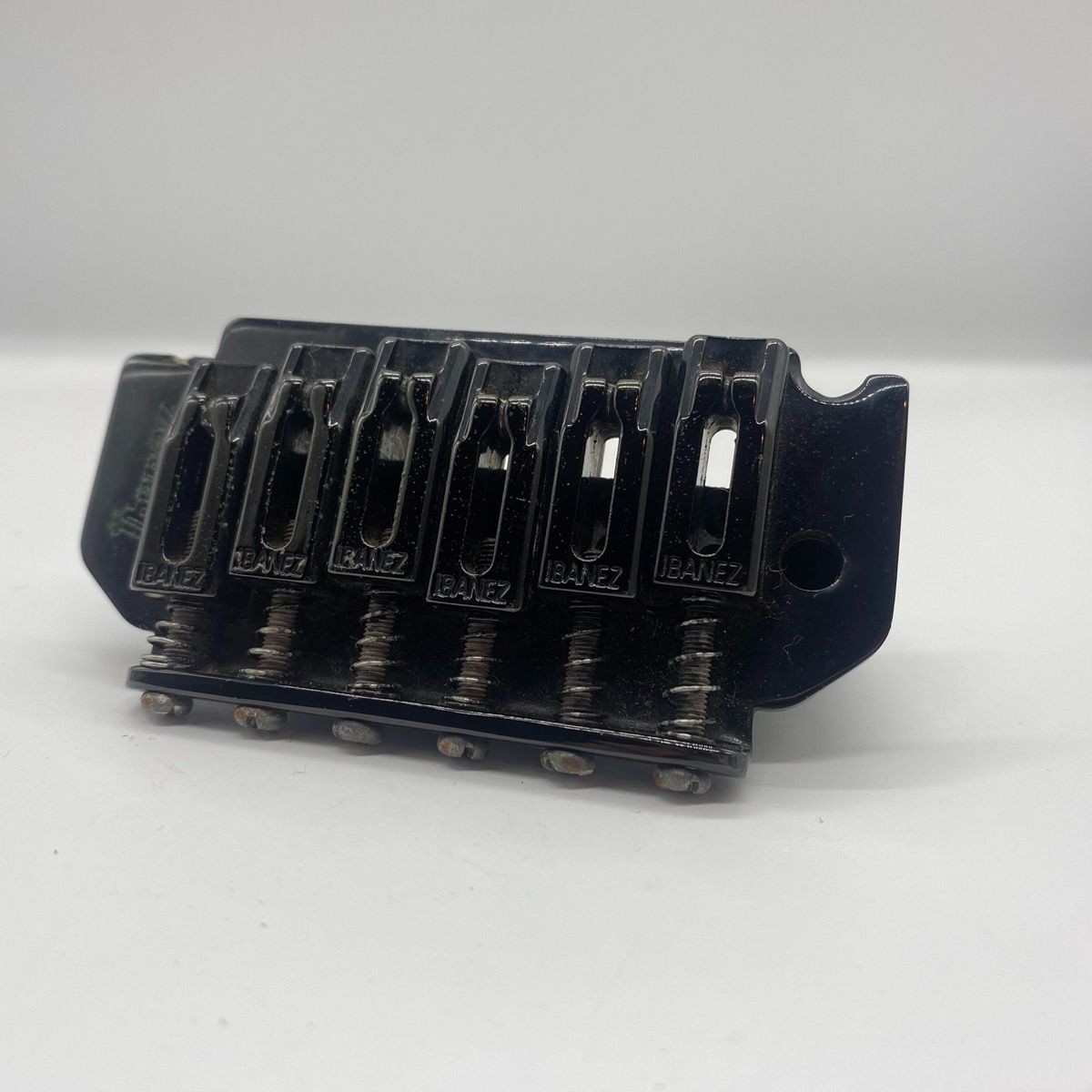 Guitare électrique Ibanez noir trémolo bridge Ibanez pièces de guitare