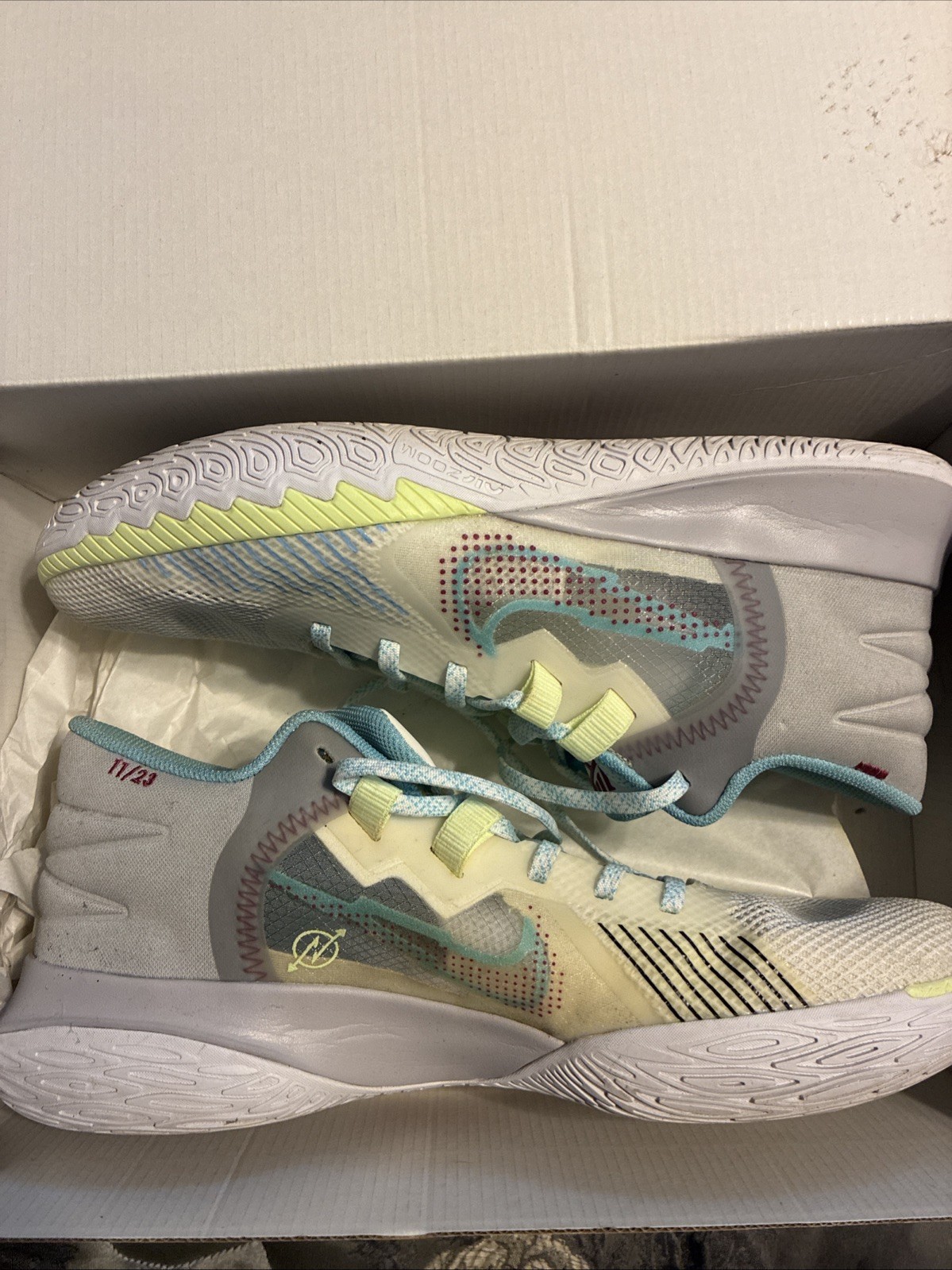 Nike Kyrie Flytrap 5' 1 World 1 People' Edition, Size 13