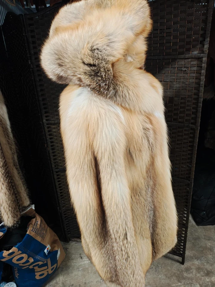 CHAQUETA ABRIGO PARKA PIEL DE ZORRO ISLA DORADA NUEVO SIN ETIQUETAS, CAPUCHA PROFUNDA. PIELES GRUESAS SUAVES. TALLA MEDIANA. Foto 3 de 4