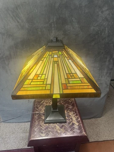 Quoizel Tiffany Style Vintage Stained Glass Table Lamp