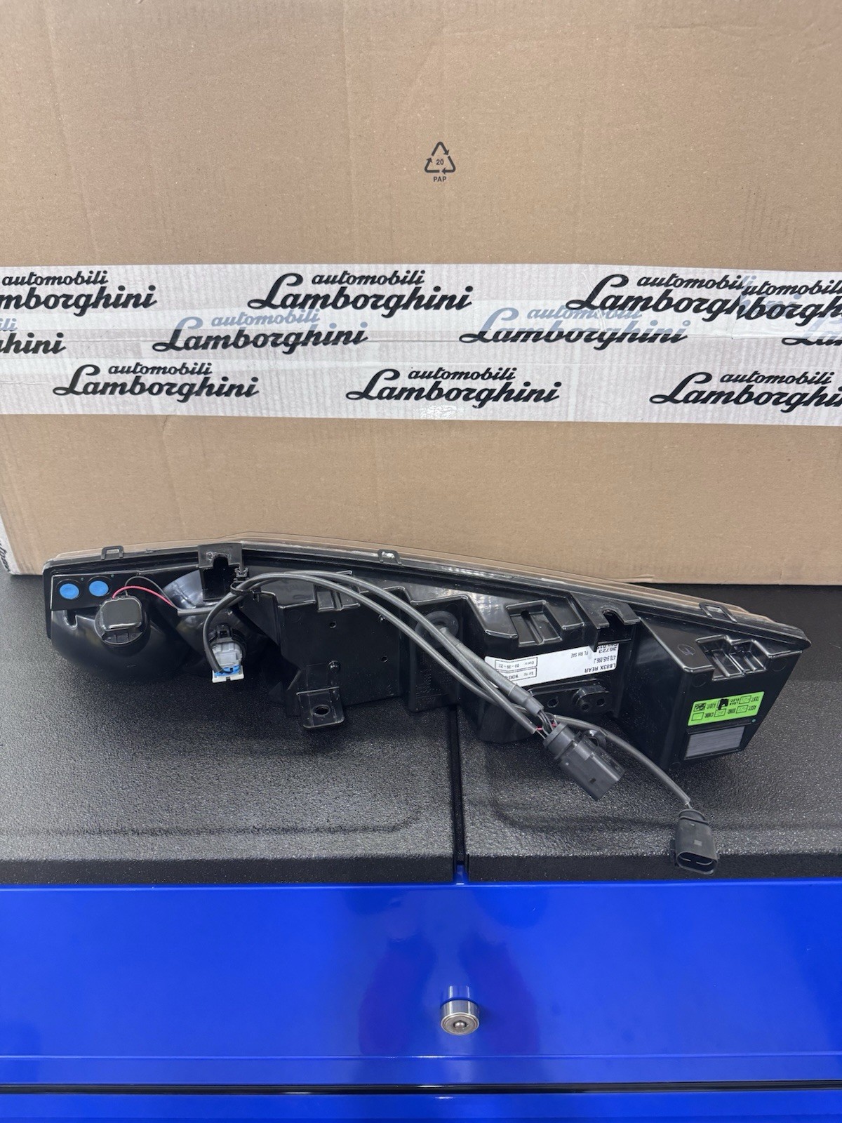 LAMBORGHINI AVENTADOR Roadster ULTIMAE RH RIGHT PASS TAIL LIGHT OEM 470945096J