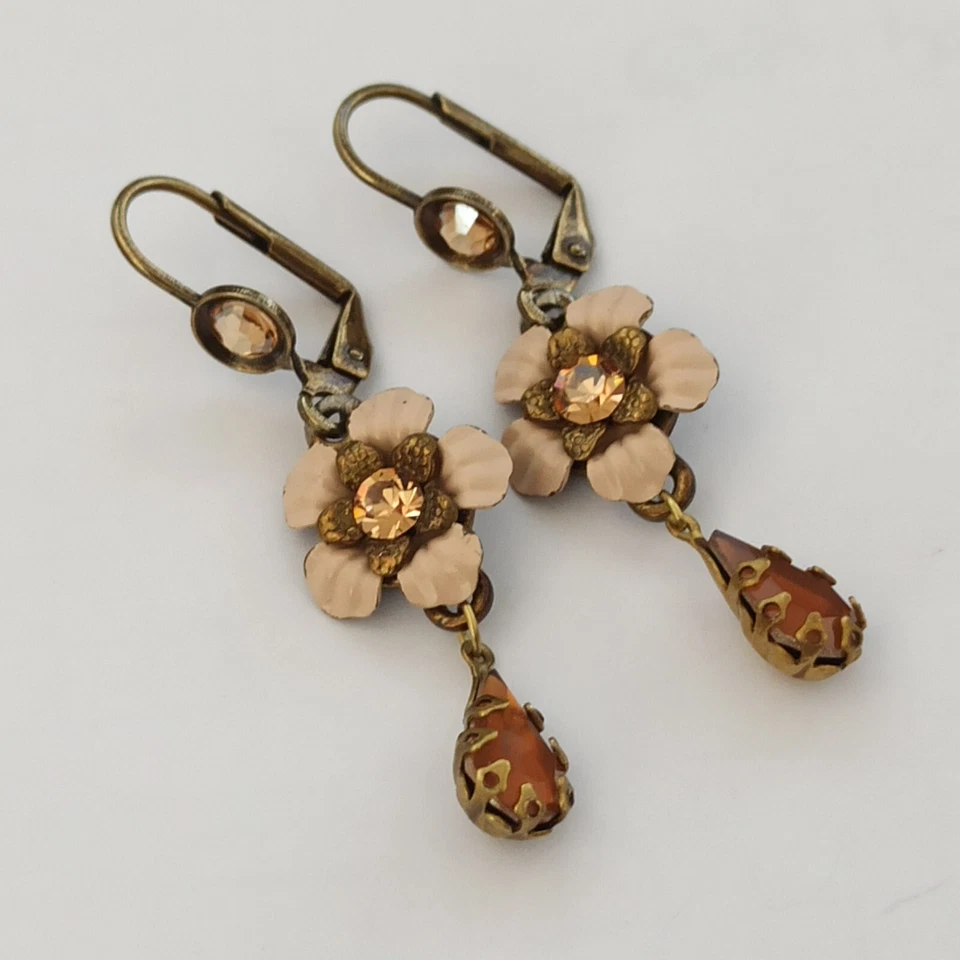 Pendientes Michal Negrin Largos Beige Esmalte Flor Marrón Claro Cristales Románticos Foto 2 de 4