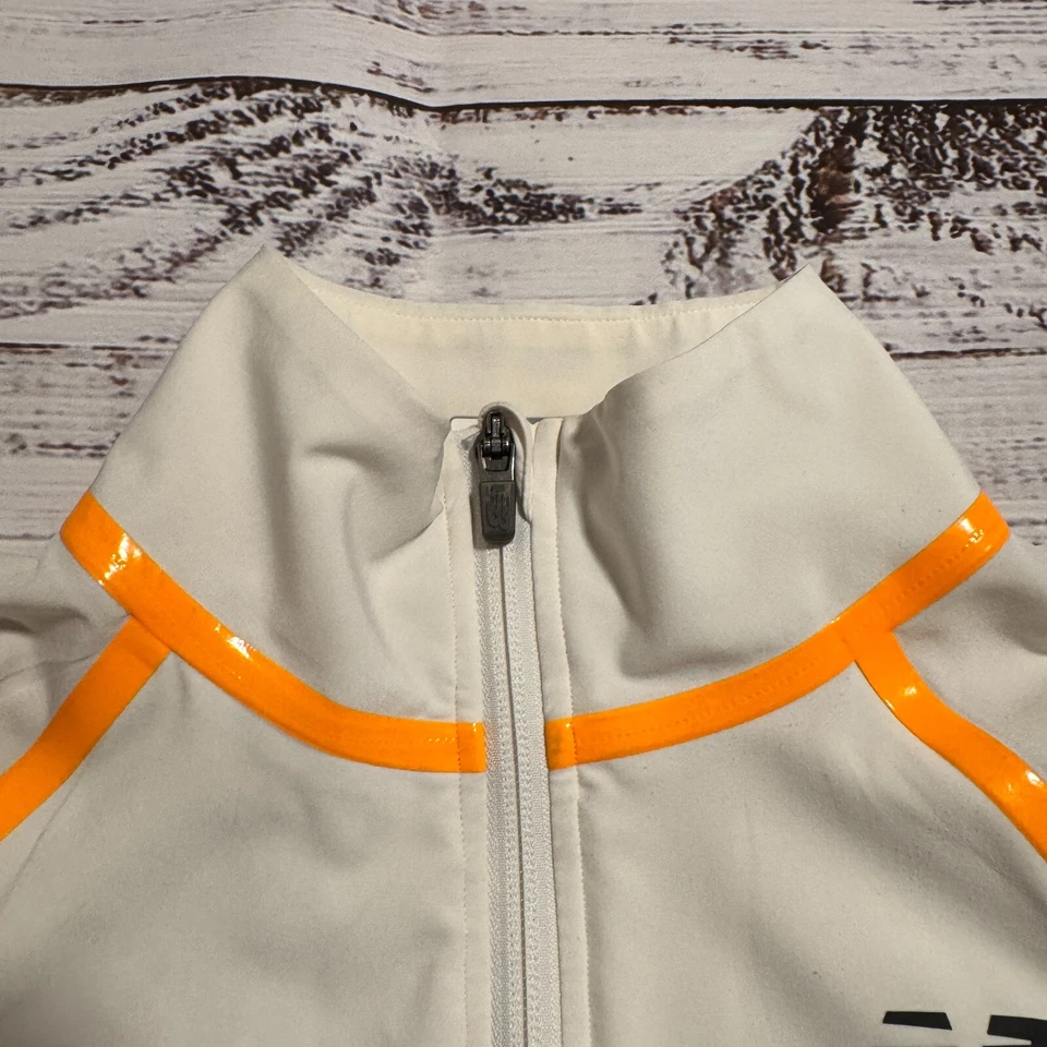 Jaqueta de corrida New Balance leve reflexiva creme e laranja XS - Imagem 2 de 4