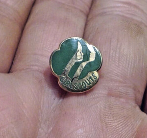 Girl Scouts Vintage Lapel Pin GSUSA 1980 Metal w/ Green & Gold Enamel