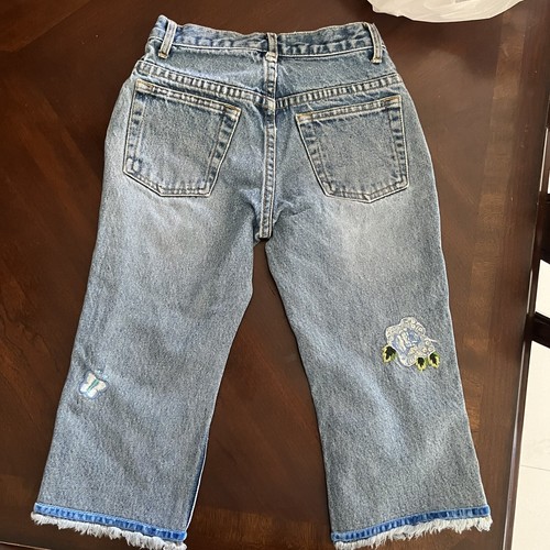 GAP Adorable Girls' Embroidered FLOWERS & BUTTERFLIES Denim Capris Sz 6 - Picture 2 of 8