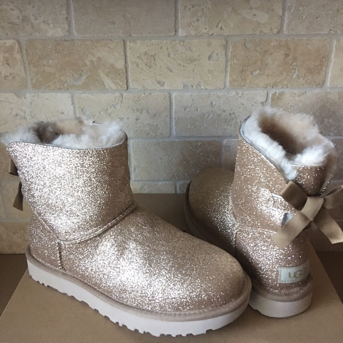 UGG MINI BAILEY BOW SPARKLE GLITTER GOLD BOOTS SIZE US 6 UGG MINI BAILEY BOW SPARKLE GLITTER GOLD BOOTS SIZE US 6
