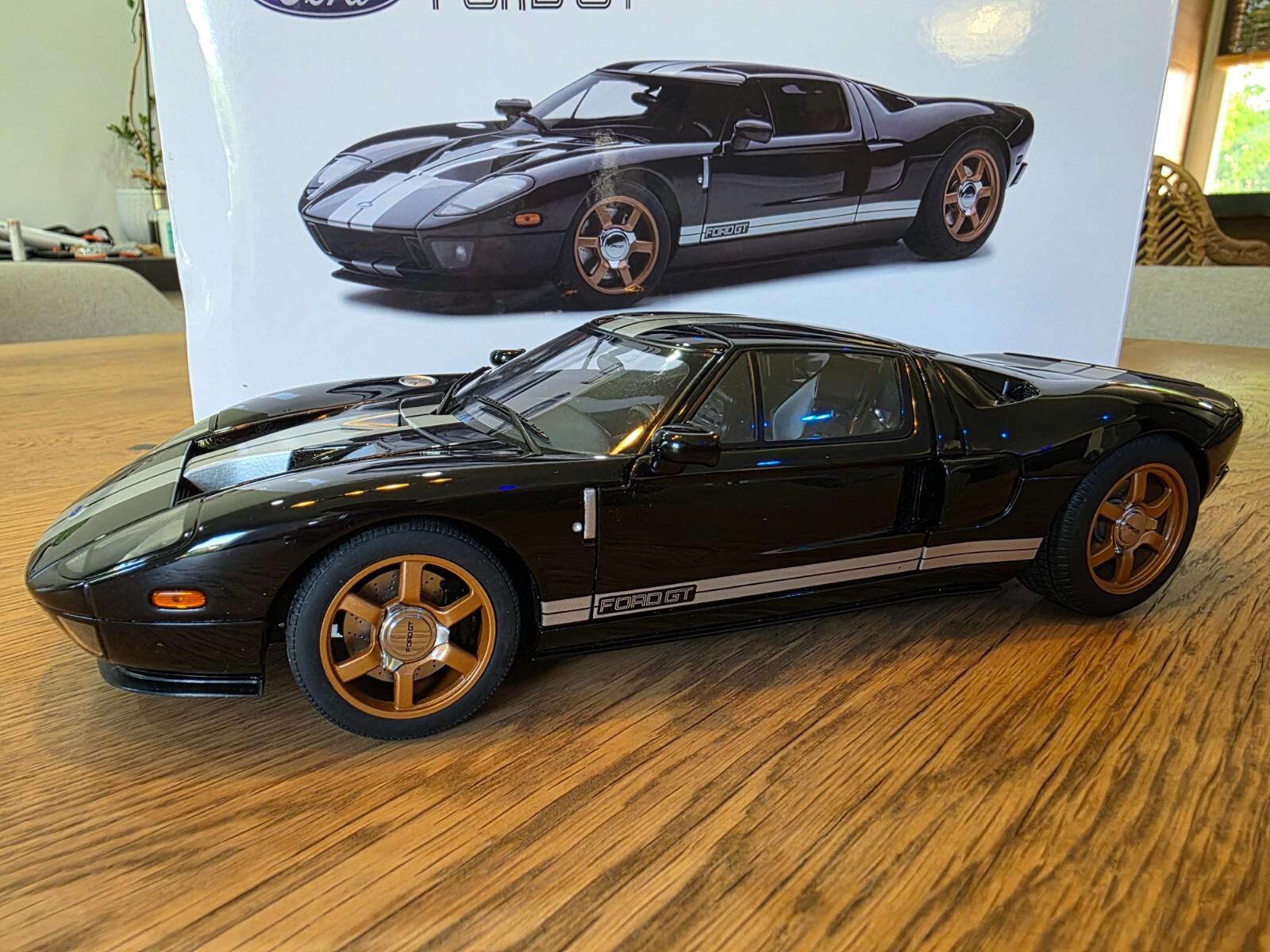 FORD GT 2004 SCHWARZ MIT WEISSEN STREIFEN 73023 1/18 AUTOART