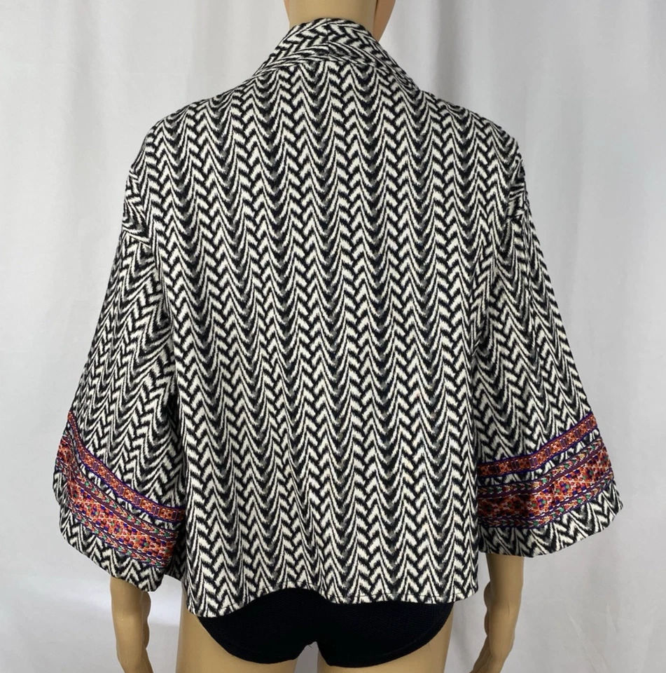 Chaqueta Kimono Recortada Frente Abierto Colección Zara W&B Blanco y Negro, Talla M Foto 3 de 4