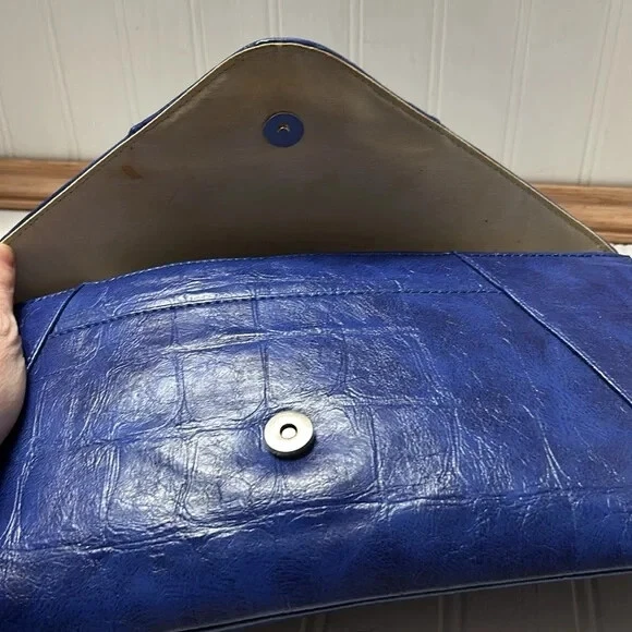 Cartera sin asas Nine West de gran tamaño sobre estampado de cocodrilo azul para mujer Foto 4 de 4