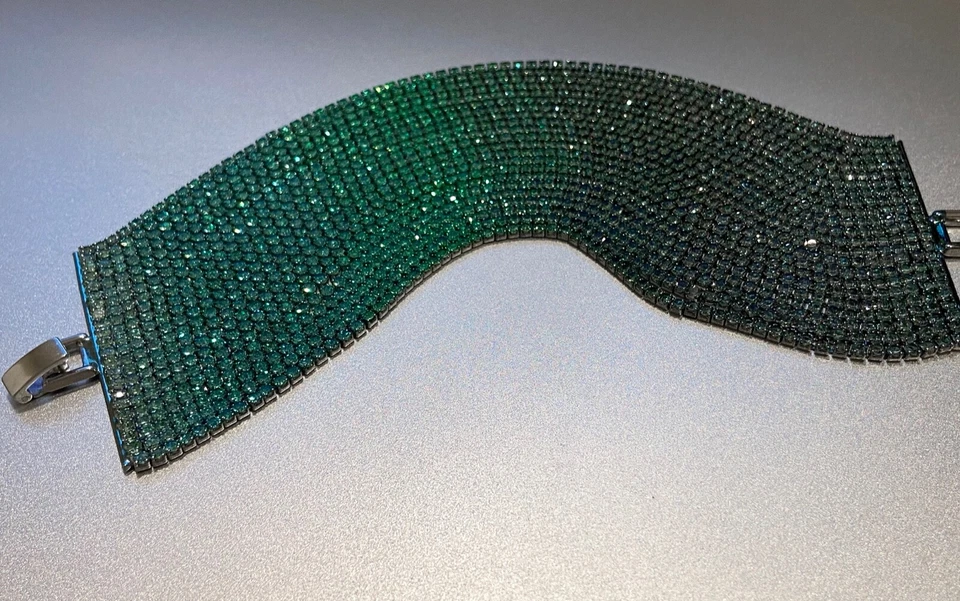 Brazalete verde multicadena enchapado en oro blanco de 18k hecho con piedra de cristal de Swarovski Foto 2 de 4