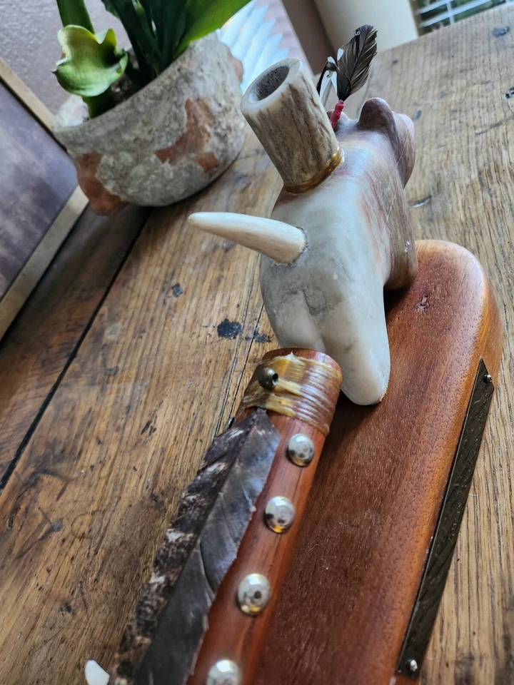 RARO Nativo Americano TOMAS DOUGH JR. Escultura firmada 08/88 'Bear Pipe Medicine' Foto 4 de 4