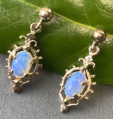 Vintage Gelee Opal 14K Gelbgold Mini Dangle Petite Fleur-de-Lis Ohrringe