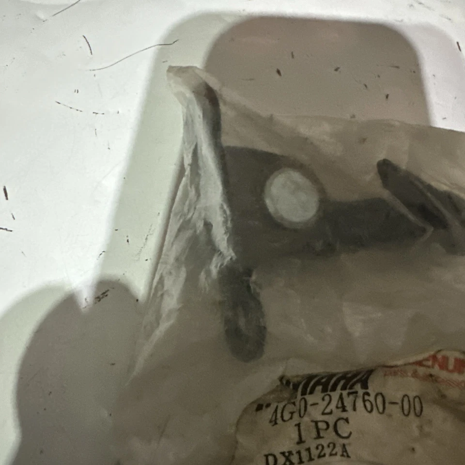 CAMPA PALANCA ASIENTO YAMAHA ORIGINAL 4G0-24760-00 XJ550 1981 - 1983 Foto 3 de 4