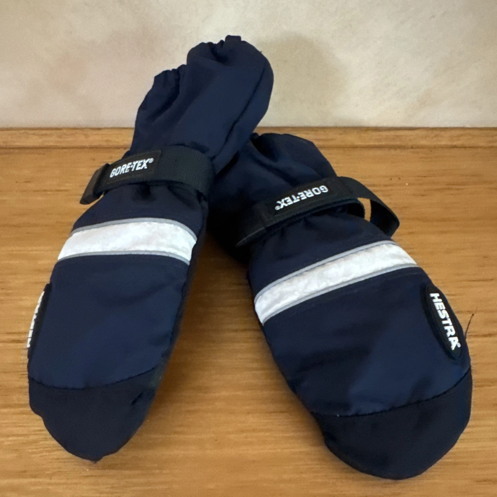 HESTRA Goretex Gore Tex Ski Snow Gloves Size 4 (Kids) Like New Unused Navy Blue
Opens in a new windo