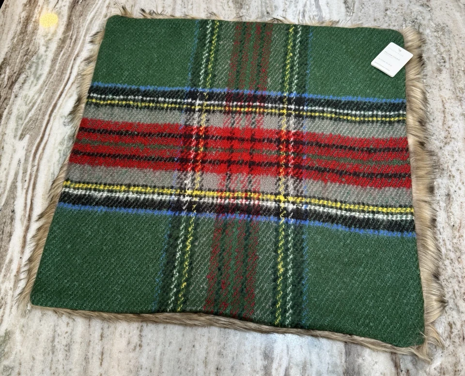 "Funda de almohada Pottery Barn Stewart a cuadros con piel sintética Navidad 24"" verde múltiple" Foto 4 de 4