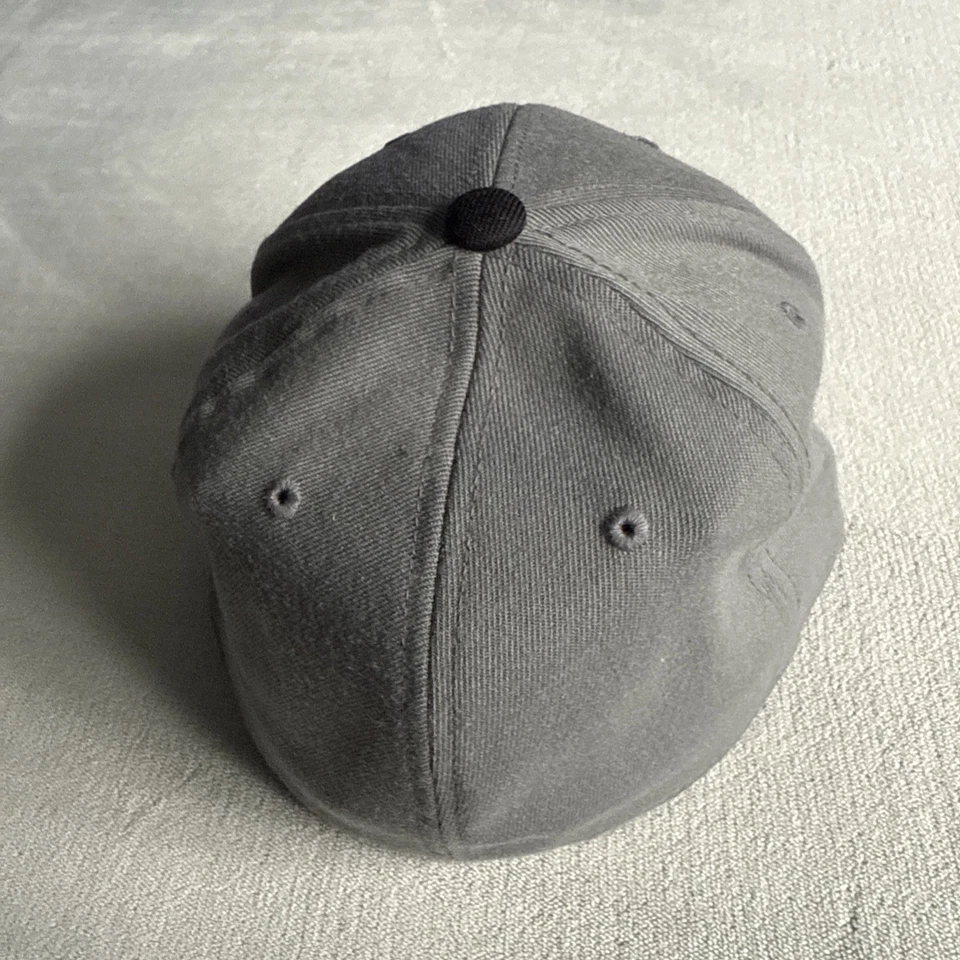 Y2K Vintage Volcom Flex Fit Fitted Hat Size 7 1/4-7 5/8 Gray with Purple Logo - Image 3 of 4