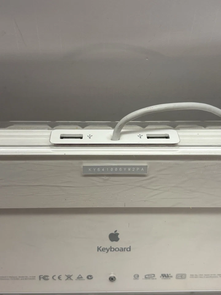 Genuine USB Wired Apple Keyboard A1048 with Two USB Ports - Image 4 of 4
