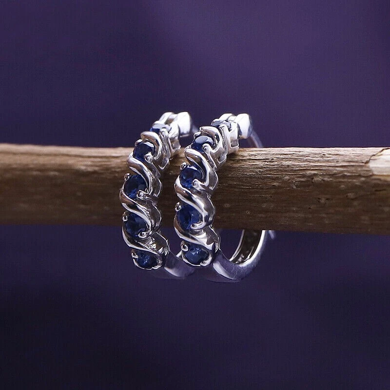 Pendientes de aro de oro blanco real de 14 k para mujer redondos de zafiro azul natural de 0,50 quilates Foto 3 de 4