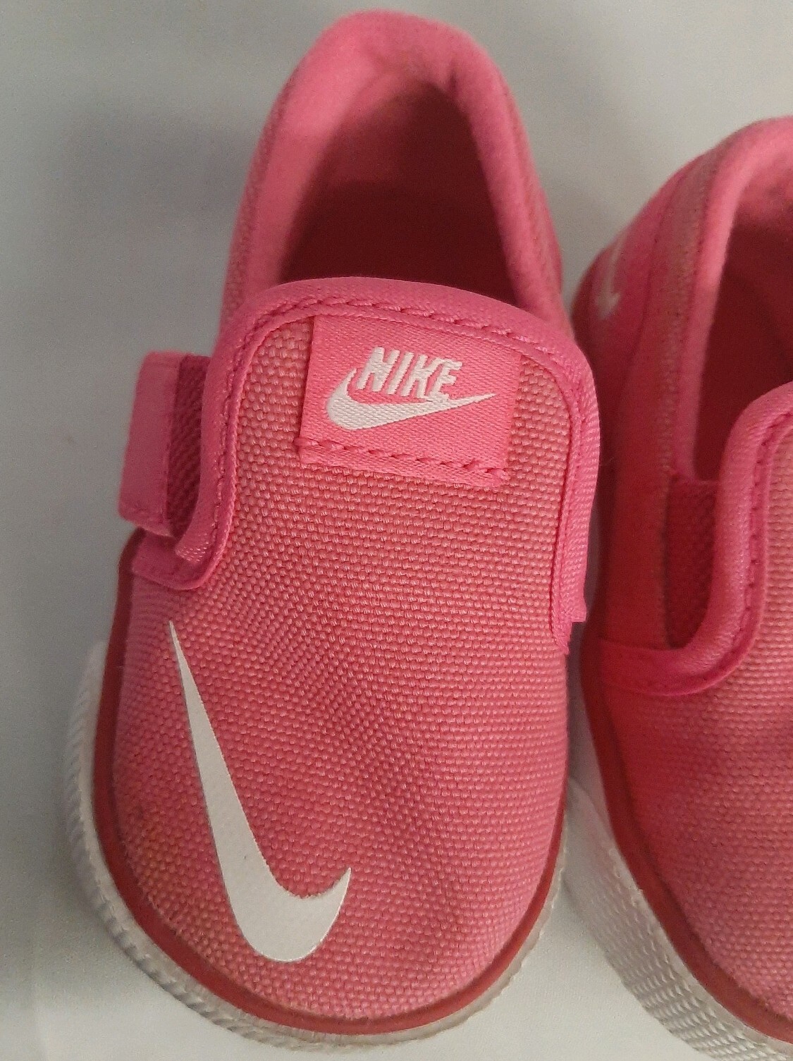 nike toki slip on pink
