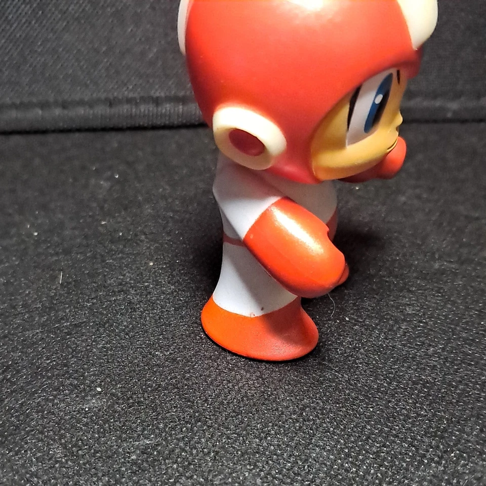 MINIFIGURA KIDROBOT ROJO MEGAMAN VINILO 3" EXCLUSIVA DE BOOTCRATE Foto 4 de 4