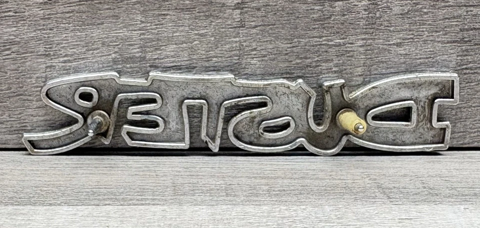 De colección Plymouth Chrysler Dodge Duster Mopar 1972-76 emblema 46430 pieza OEM Foto 2 de 2