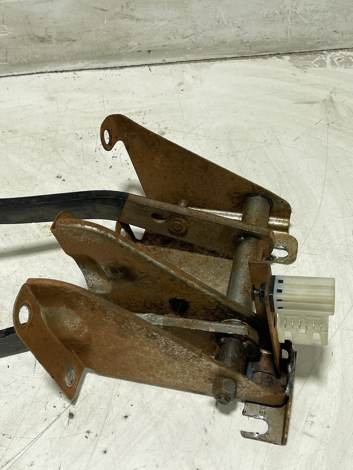 Manual Clutch & Brake Pedal  Lever Assembly w/ Sensor 97-06 Jeep TJ Wrangler - Image 3 of 4