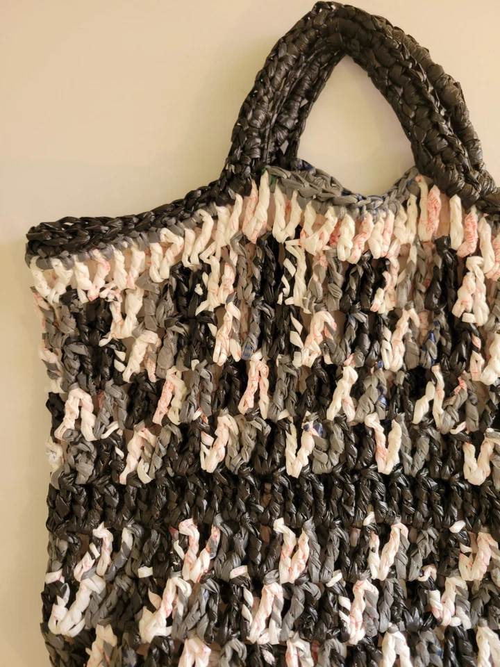 Многоразовая сумка для покупок сделана из перепрофилированных одноразовых пластиковых пакетов изящный! - Изображение 4 из 4