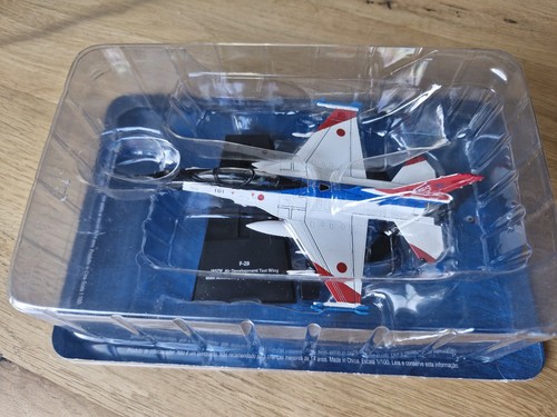 Miniatuur Van Militaire Gevechtsvliegtuigen Op Een Zwarte Achtergrond Met Plaats Voor Tekst Strijder De Staart Het Vliegtuig Image168391569
