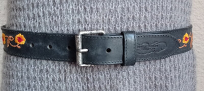 Chevignon Damen Vintage Ledergürtel schwarz Vollblume bestickt