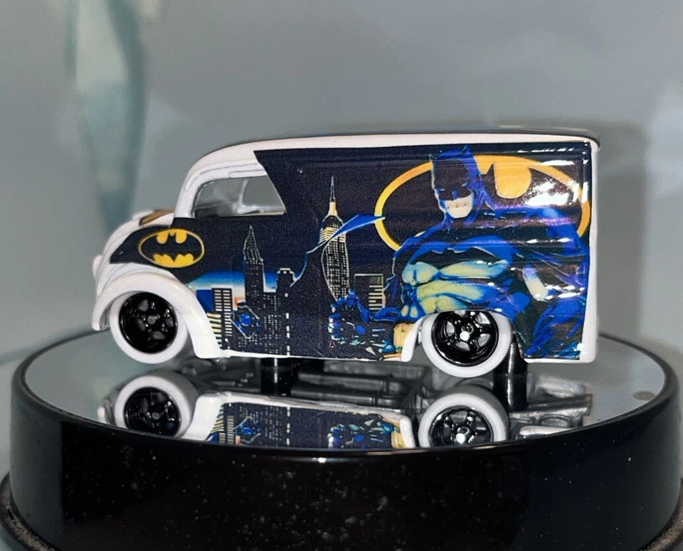 Hot Wheels Dairy Delivery, Batman The Dark Knight, It’s A Custom Real Riders Foto 4 de 4