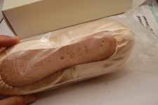 NIB Bloch Sonata Pointe Shoes 111.00 S0130L Color - pink satin 2.5 E Not Retur