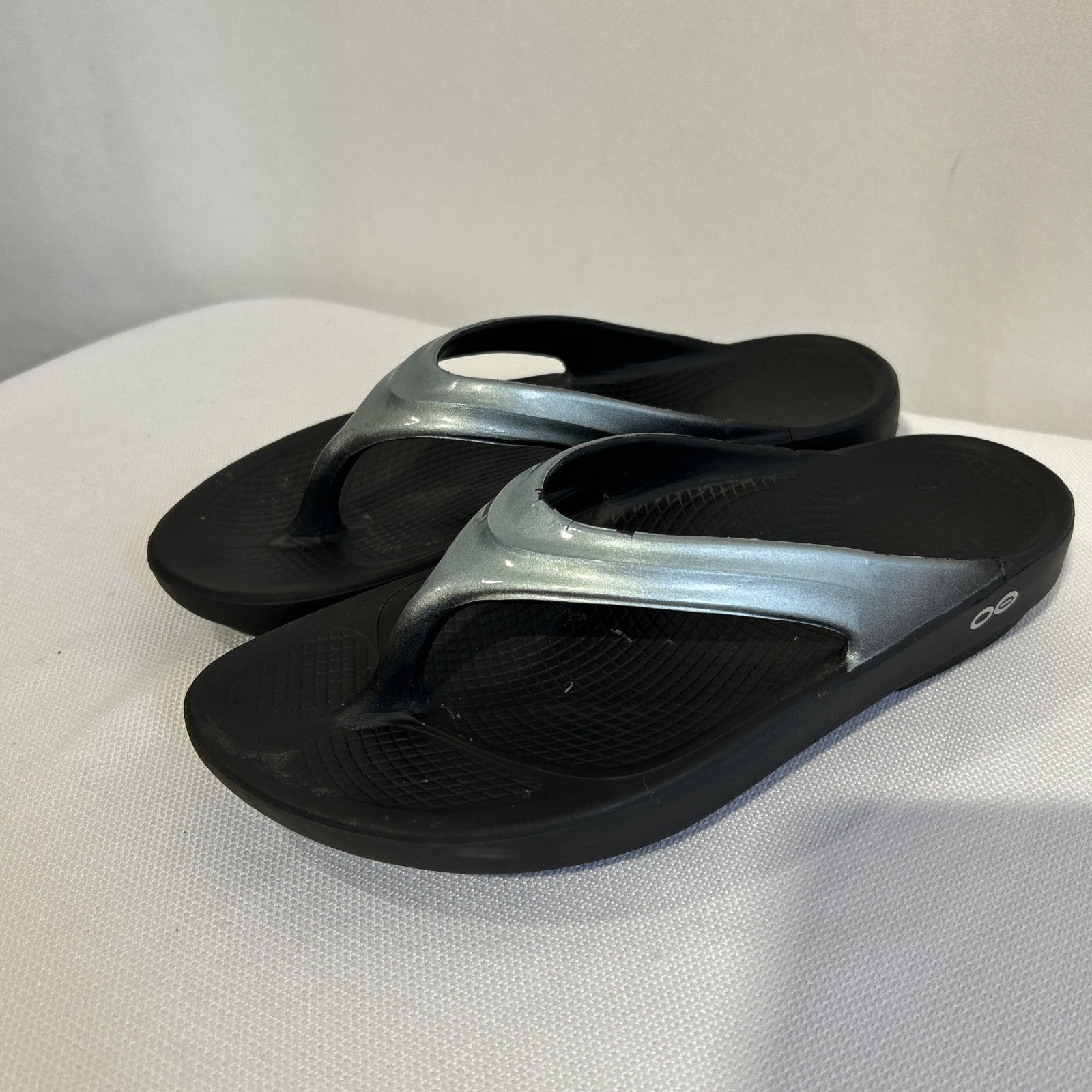 OOFOS OOlala Luxe Recovery Flip Flop Women Size 8 Thong Sandal Blue