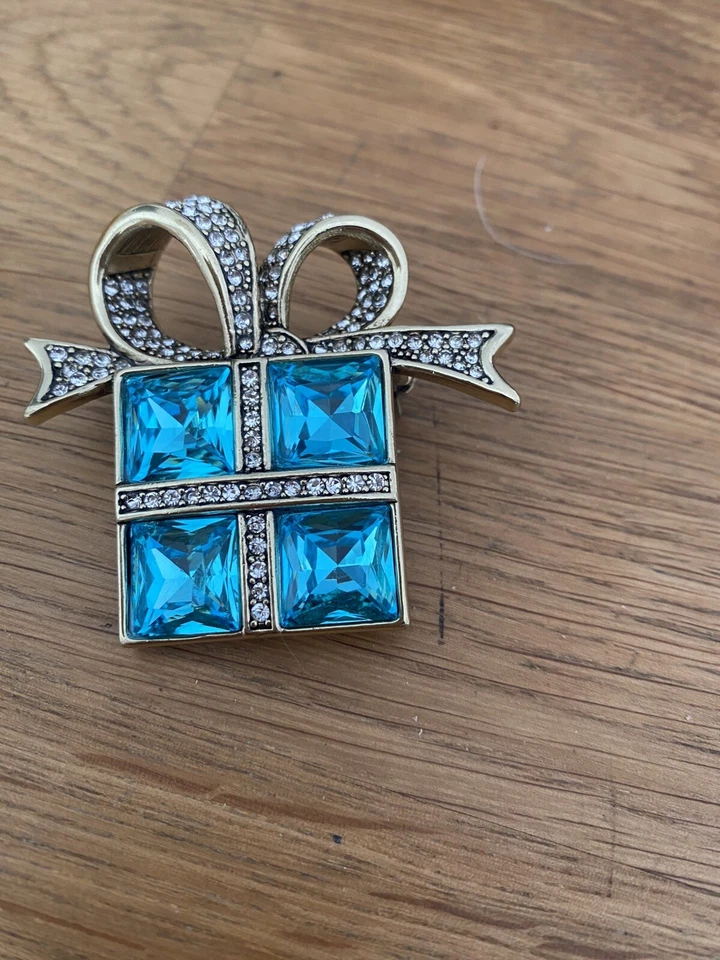 HEIDI DAUS 3 PIECESWISS BLUE TOPAZ COLORCRYSTAL2”EARRINGS,LARGE PIN $350 VALUE💙 - Image 3 of 4